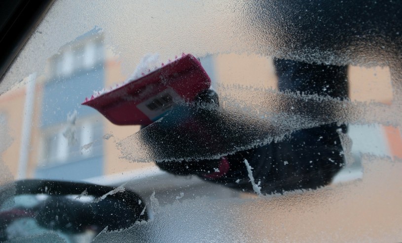 Szyby zimą mogą być pokryte warstwą szronu lub lodu. Warto wiedzieć, jak odmrozić szyby w samochodzie, żeby ich nie uszkodzić. /Michal Wojciechowski/REPORTER /East News