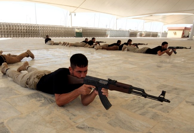 Szyici, którzy musieli uciekać przed dżihadystami, podczas treningu wojskowego /ALAA AL-SHEMAREE /PAP/EPA