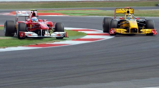 Szykany zabijają szanse wyprzedzania, choć Fernando Alonso wie, jak  pojechać "na skróty" /AFP