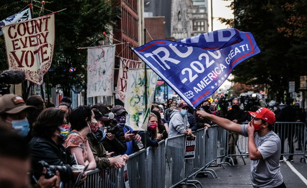 Szykuje się sądowa batalia w USA. Trwa liczenie głosów
