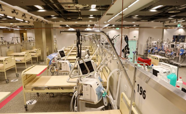 "Szykujemy się na napływ nowych pacjentów". Lekarze o piątej fali w szpitalach    