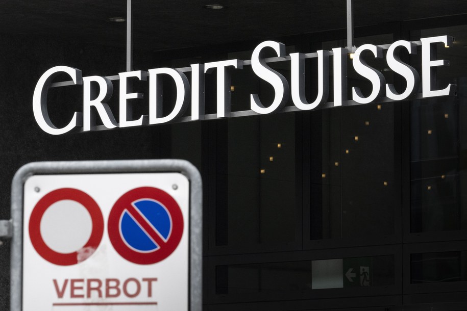 Szyld szwajcarskiego banku Credit Suisse /ENNIO LEANZA /PAP/EPA