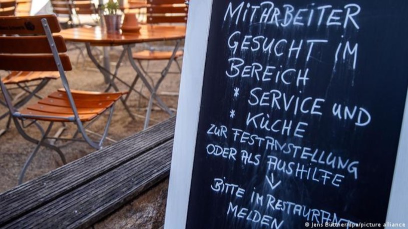 Szyld z ogłoszeniem o pracę przed restauracją w jednym z niemieckich miast /Deutsche Welle