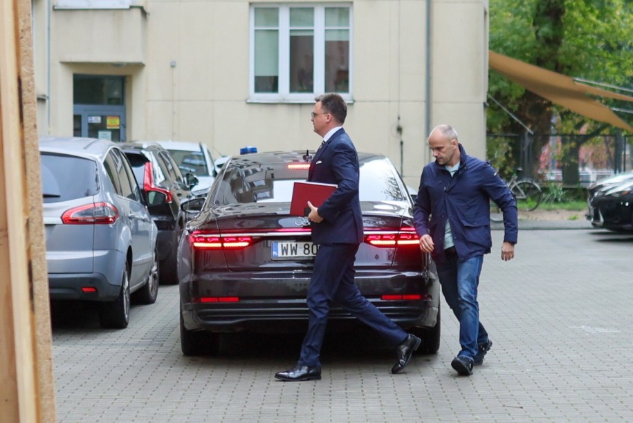 Szymon Hołownia w drodze na przesłuchanie w Prokuraturze Okręgowej w Warszawie /	Leszek Szymański   /PAP