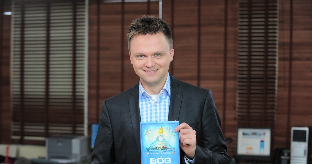 Szymon Hołownia ze swoją książką "Bóg - życie i twórczość" /East News
