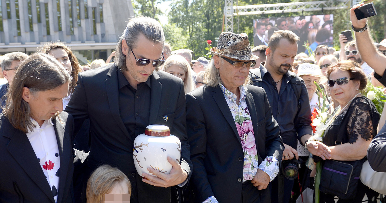 Szymon i Mateusz, synowie Kory, oraz mąż Kamil Sipowicz, fot. Mieszko Piętka, Jordan Krzemiński /AKPA