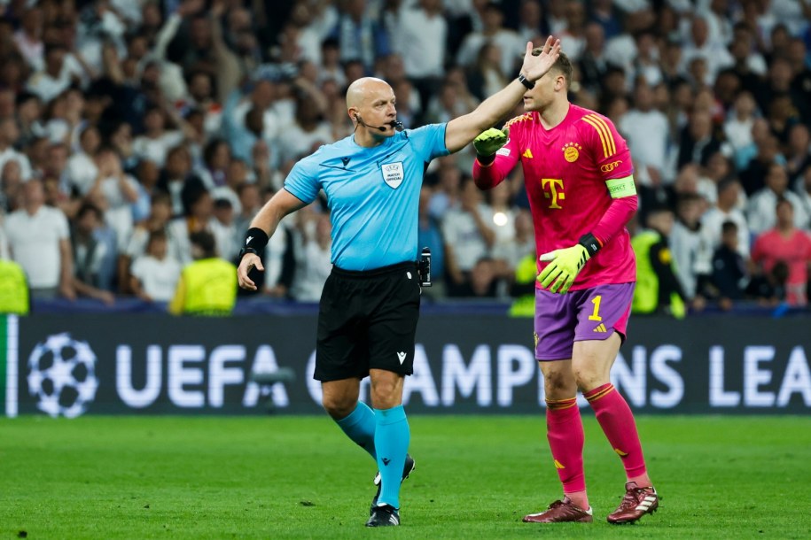 Szymon Marciniak i Manuel Neuer /JUANJO MARTIN /PAP/EPA