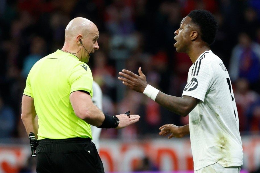 Szymon Marciniak i Vinicius jr podczas meczu Atletico z Realem Madryt /JUANJO MARTIN /PAP/EPA