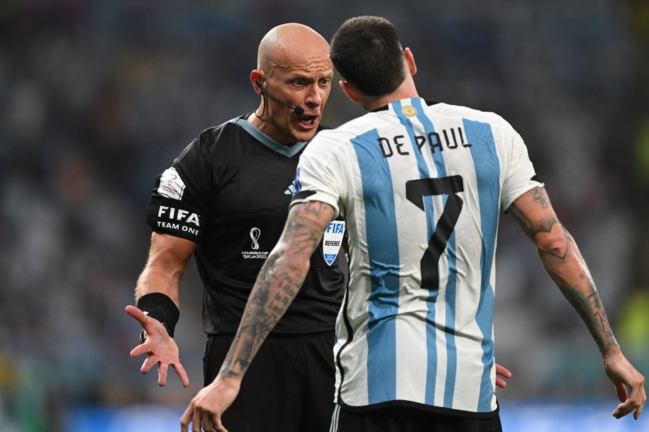 Szymon Marciniak podczas meczu Argentyny z Australią w 1/8 finału. Obok Rodrigo de Paul /ROBERT MICHAEL /PAP/DPA