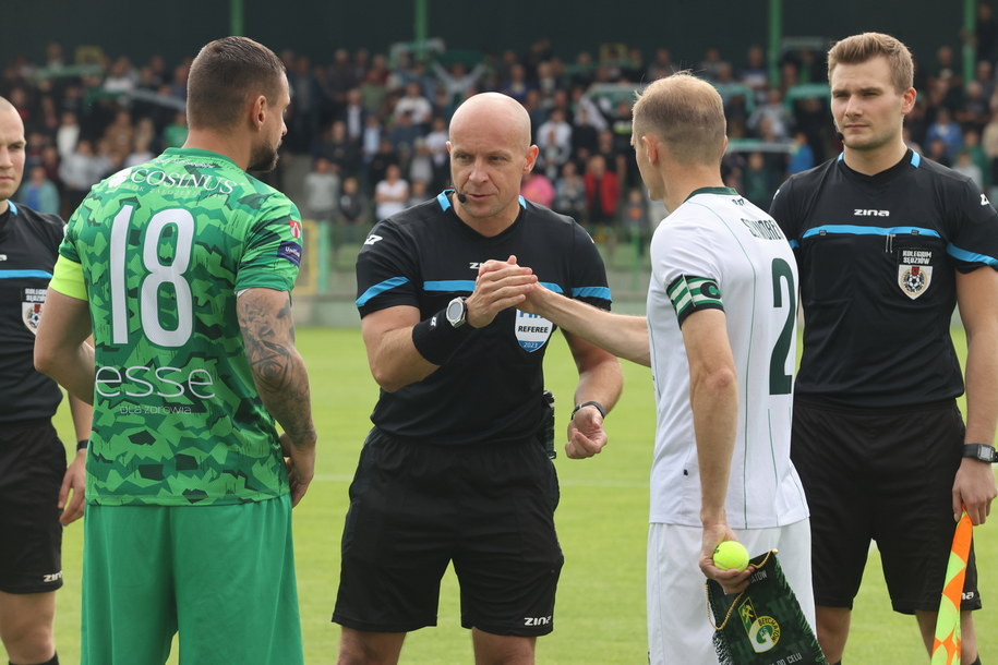 Szymon Marciniak sędziuje mecz piłkarskiej 4. ligi GKS Bełchatów – Sokół Aleksandrów Łódzki /Marian Zubrzycki /PAP