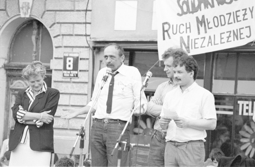 Szymon Pawlicki C) i Lech Kaczynski (P) w 1989 roku na spotkaniu przedwyborczym kandydatów Komitetu Obywatelskiego "Solidarność" do Sejmu /Leszek Pękalski /Agencja FORUM