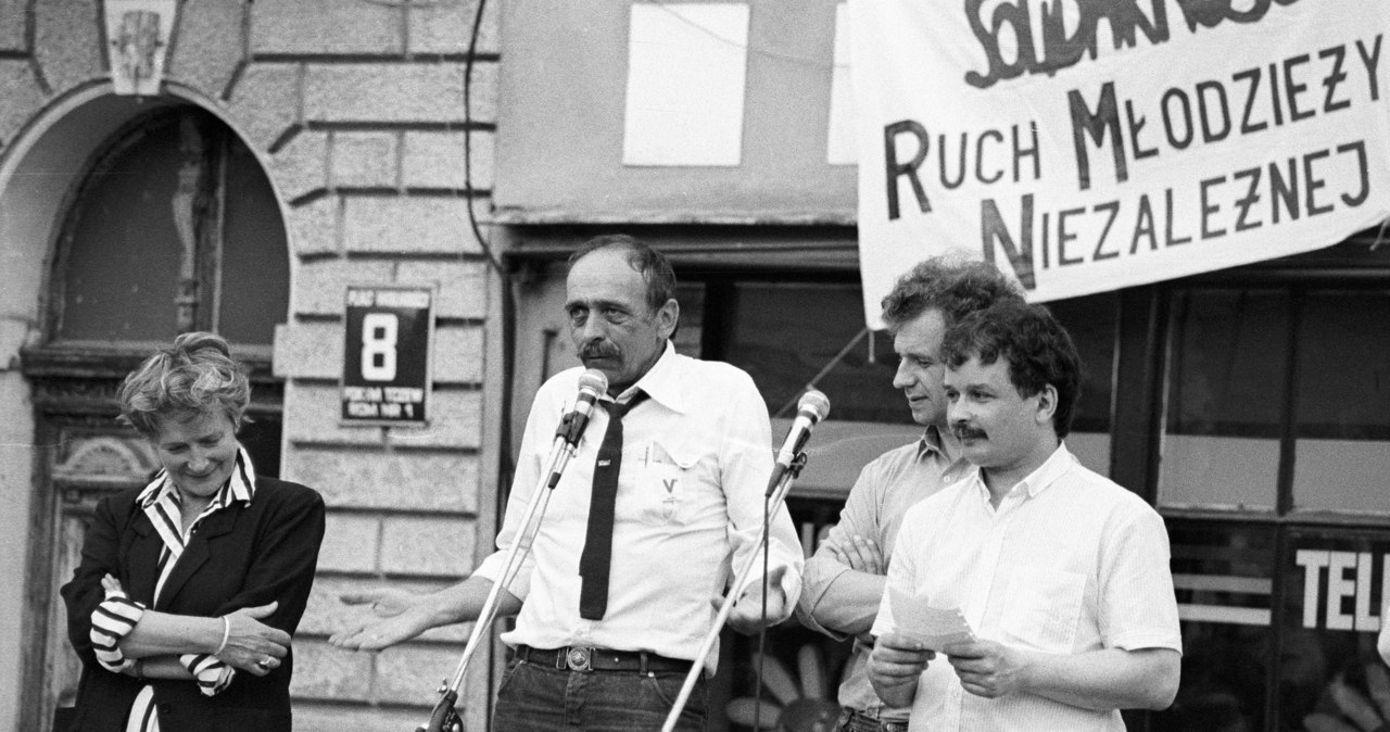 Szymon Pawlicki C) i Lech Kaczynski (P) w 1989 roku na spotkaniu przedwyborczym kandydatów Komitetu Obywatelskiego "Solidarność" do Sejmu /Leszek Pękalski /Agencja FORUM