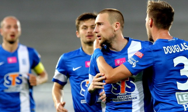 Szymon Pawłowski (2-P) z Lecha Poznań cieszy się z kolegami ze strzelenia bramki Górnikowi Zabrze w meczu 36. kolejki grupy mistrzowskiej T-Mobile Ekstraklasy /PAP/Andrzej Grygiel    /PAP