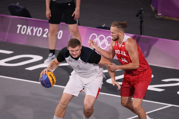Szymon Rduch (P) i Ilia Karpenkov (L) z Rosyjskiego Komitetu Olimpijskiego podczas meczu koszykarzy 3x3 na igrzyskach w Tokio / 	Leszek Szymański    /PAP