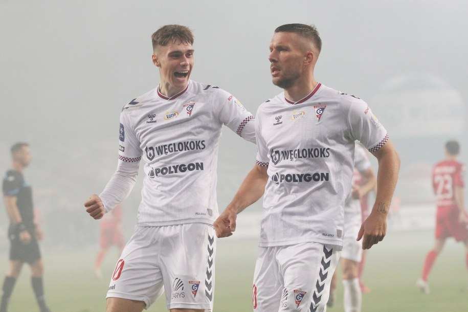 Szymon Włodarczyk (L) i Lukas Podolski (P) / Górnik Zabrze /