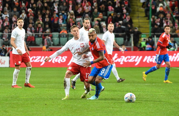 Szymon Żurkowski (L) i Arturo Vidal (P) / 	Leszek Szymański    /PAP