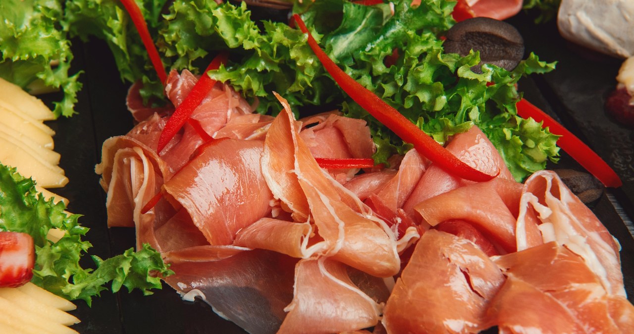 Szynka dojrzewająca przygotowana w domu jest o wiele zdrowsza i tańsza od sklepowego wyrobu / Odin Reyna /pexels.com