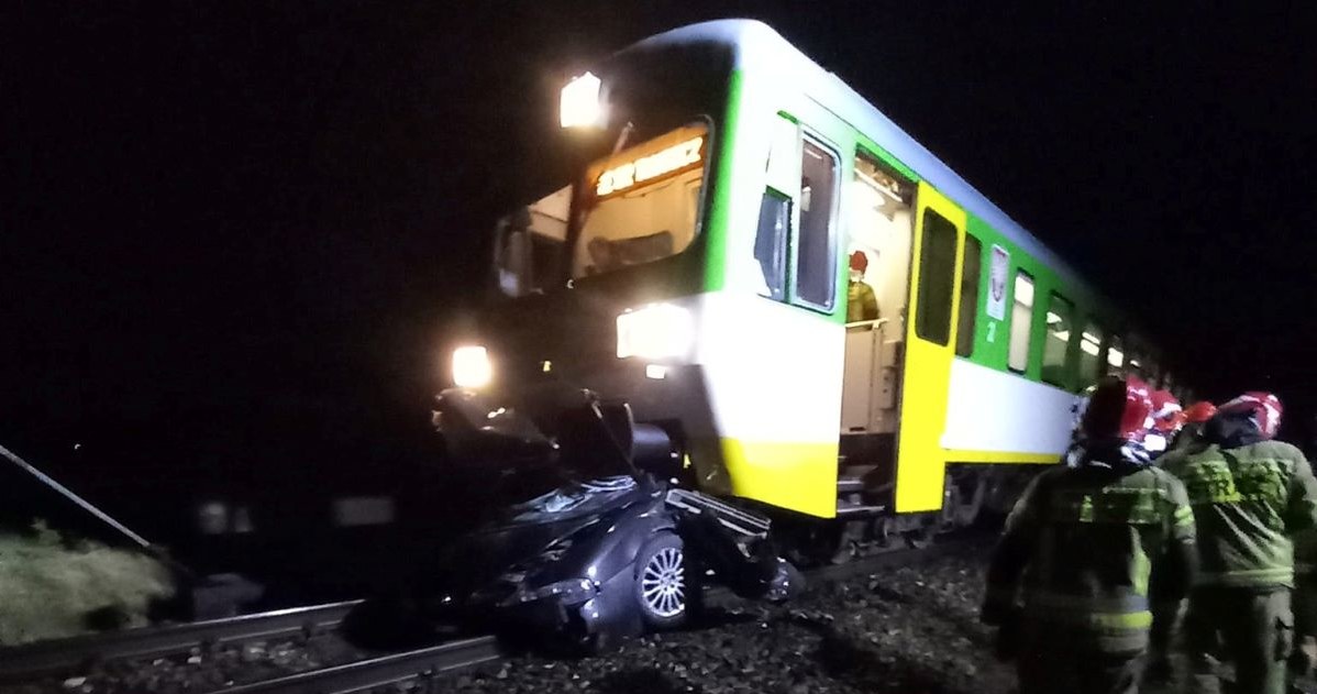 Szynobus uderzył w pozostawioną na torach Alfę Romeo. /Ochotnicza Straż Pożarna Ruda/ Facebook /