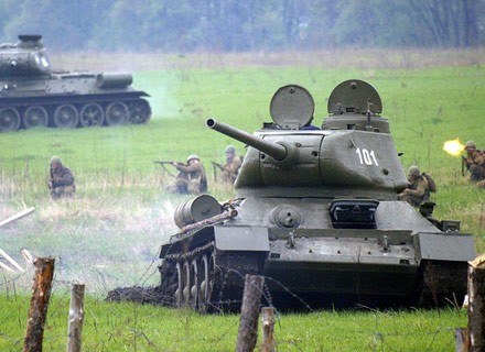 T-34, nz. w czasie rekonstrukcji historycznej na Ukrainie. Takie czołgi walczyły pod Lenino /AFP