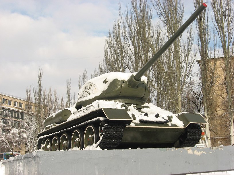 T-34 wszedł do służby w 1940 roku. Stanowił podstawowy czołg ZSRR w czasach II Wojny Światowej. W oczach przeciętnego Rosjanina jest on symbolem obrony ojczyzny, dlatego ma w Rosji ma ogromny kult i traktowany jest wręcz jak świętość /Wikipedia
