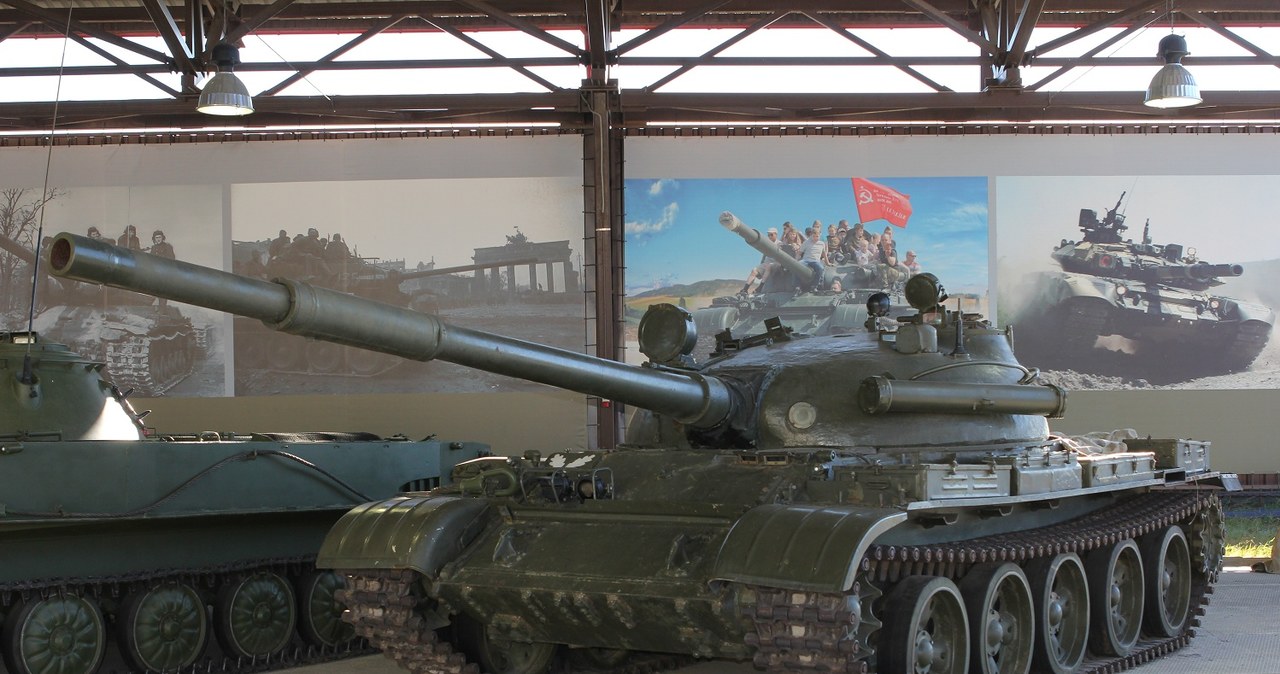 T-62 to radziecka konstrukcja z lat 60. XX wieku. Wyposażony jest w 12-cylindrowy silnik diesla W-55-V, który mimo systemu wspierania działania w niskich temperaturach, posiada standardowe problemy pracy w zimnie znane ze starszych czołgów /Wikipedia