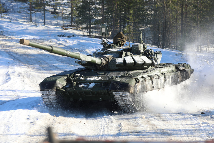 T-72B3 to modernizacja czołgu z 2022 roku, wyposażona w większą ilość pancerza ERA, która na froncie w Ukrainie pojawiła się dopiero w grudniu. Atesh stwierdza, że kilka przeciętych kabli wymusza w nim kilkugodzinne naprawy /Ministerstwo Obrony Rosji /materiały prasowe