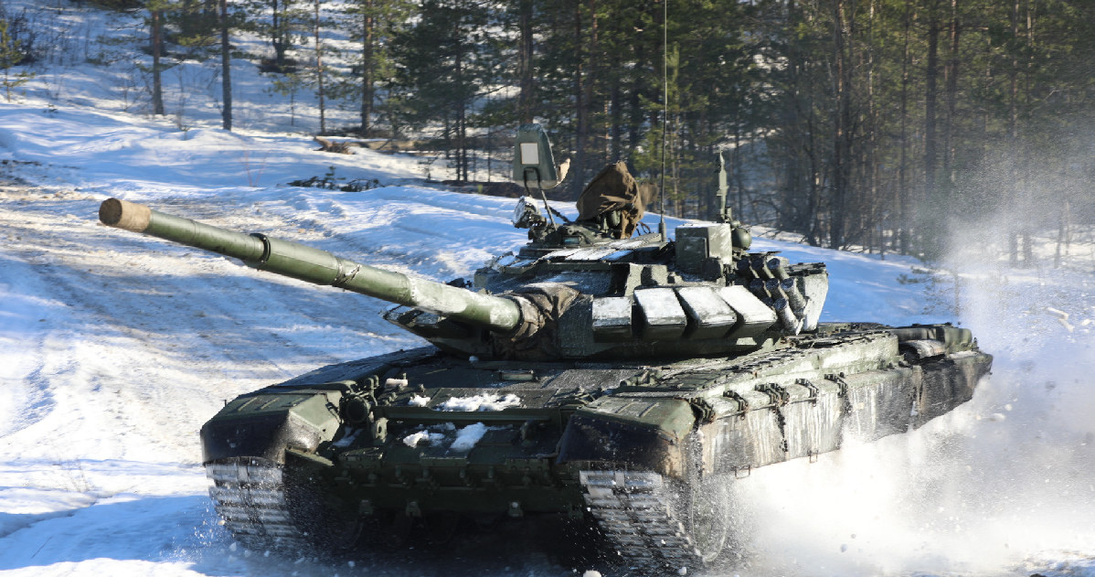 T-72B3 to modernizacja czołgu z 2022 roku, wyposażona w większą ilość pancerza ERA, która na froncie w Ukrainie pojawiła się dopiero w grudniu. Atesh stwierdza, że kilka przeciętych kabli wymusza w nim kilkugodzinne naprawy /Ministerstwo Obrony Rosji /materiały prasowe