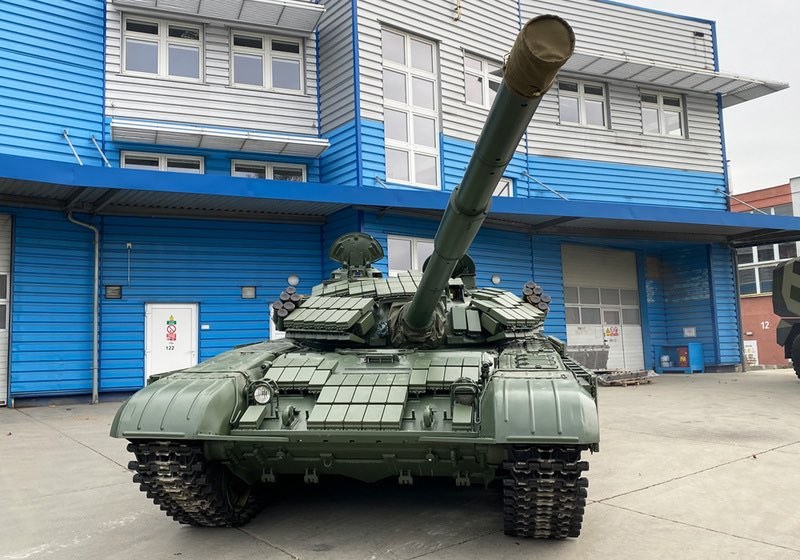 T-72EA to głęboka modernizacja czołgów T-72M/M-1, które znajdowały się na wyposażeniu czeskiej armii. Konstrukcja została niezmieniona i EA posiada tę samą armatę  2A46M kal. 125 mm. Zwiększona została ochrona, dzięki wstawieniu pancerza reaktywnego (ERA) serii Kontakt-1 na przodzie wieży. Żeby zniwelować wzrost masy, Czesi wymienili także silnik na mocniejszą jednostkę z 840 końmi mechanicznymi. Dodatkowo ulepszone zostały systemy komunikacyjne, jak i optyka dowódcy i celowniczego, a kierowca ma specjalny panel z interfejsem monitorującym parametry czołgu.