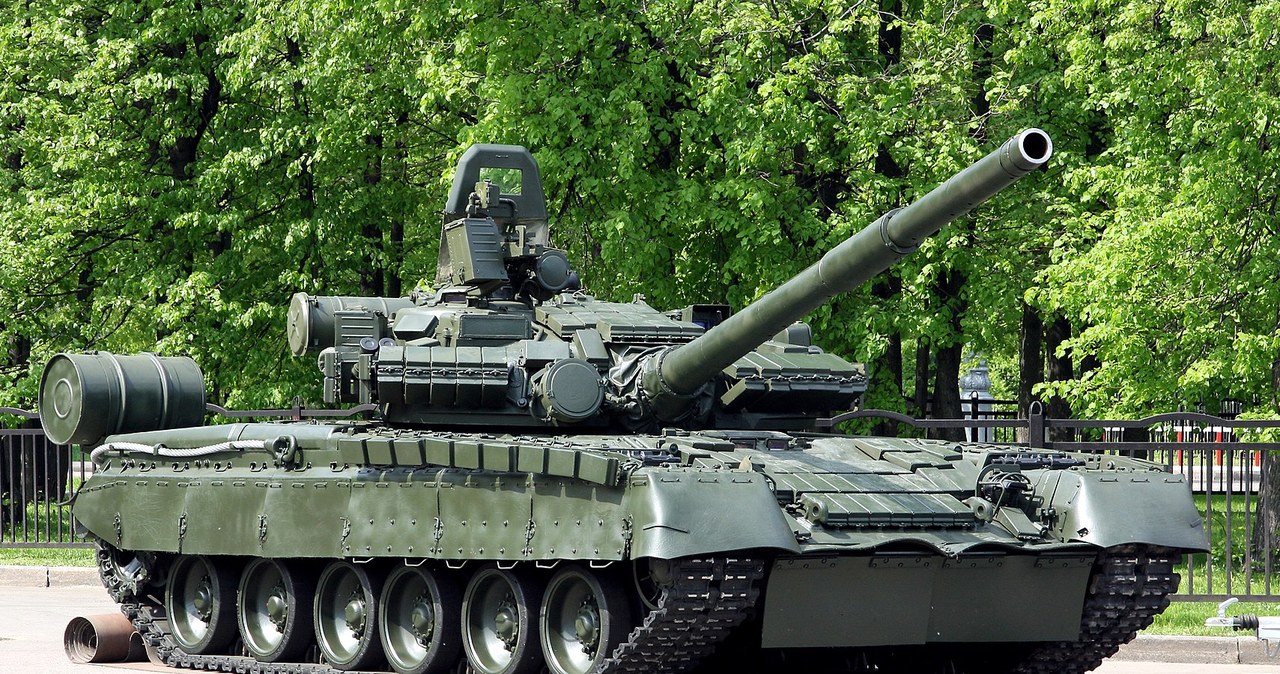 T-80BW widziany w filmie to sowiecka modernizacja podstawowego T-80, wyposażona w pancerz reaktywny Kontakt-1. Może pozwolić na przeżycie bezpośredniego trafienia niektórych starszych wyrzutni czy granatników ppanc. jak RPG-7. Jak każdy rosyjski czołg posiada bardzo słabą prędkość na wstecznym, przez co ucieczka nie wchodzi często w grę. Załoga na filmie wiedziała, że musi użyć 125-mm działa 2A46-A, aby ujść z życiem