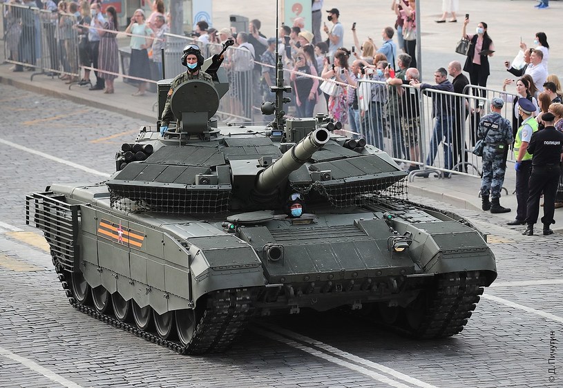 T-90M, określany także jako Proryw-3, wyróżnia się od innych czołgów T-90M zredefiniowaną, spawaną wieżą. Jak wskazuje portal MilitaryToday, pierwsze dostawy T-90M do rosyjskiej armii miały rozpocząć się w 2019 roku /Wikimedia