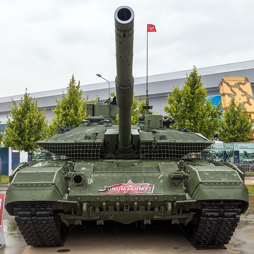 T-90M to rozwinięcie standardowego czołgu T-90. Wyposażony jest w ulepszoną armatę 125-mm 2A46M-4 i pancerz reaktywny Relikt. Przy tym silnik V-92S2F o mocy 1130 koni mechanicznych ma umożliwiać mobilność na poziomie starszych T-90. Mimo tych zapewnień T-90M nie spełnia oczekiwań w Ukrainie