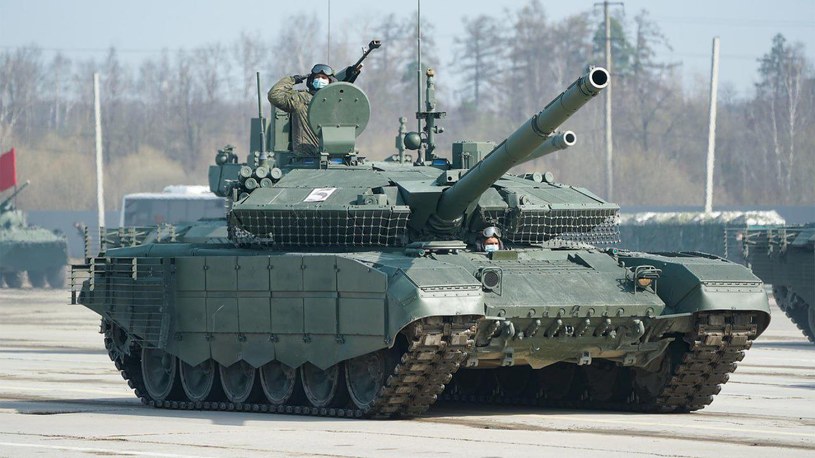 T-90M wyposażony jest w ulepszoną armatę 2A46M-4, mogącą strzelać o 20% celniej niż starsze wersje T-90. To ochrony wykorzystuje m.in. nowy pancerz reaktywny Relikt /@dana916 /Twitter