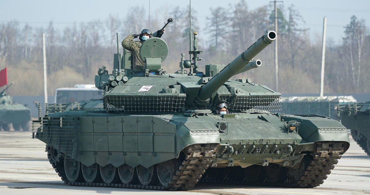 T-90M wyposażony jest w ulepszoną armatę 2A46M-4, mogącą strzelać o 20% celniej niż starsze wersje T-90. To ochrony wykorzystuje m.in. nowy pancerz reaktywny Relikt /@dana916 /Twitter