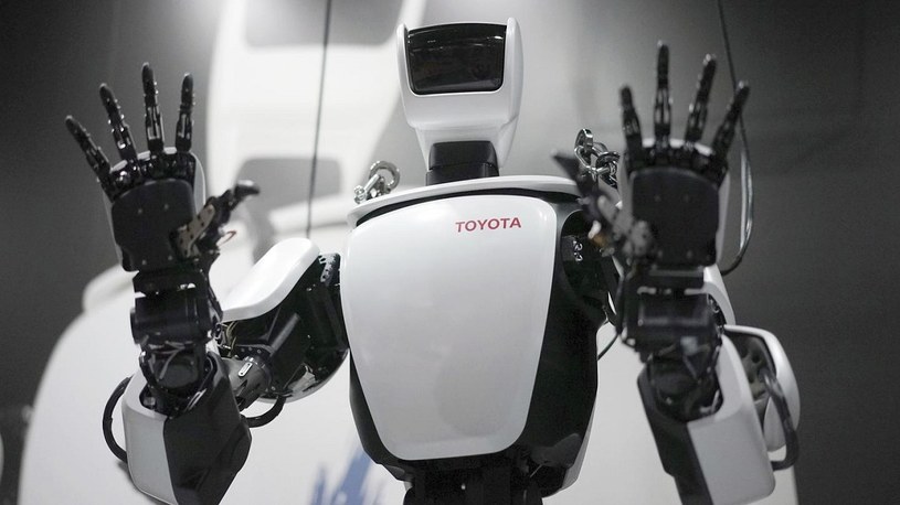 T-HR3, czyli humanoidalny robot Toyoty, w końcu sterowany bezprzewodowo /Geekweek