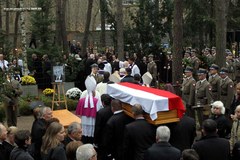 T. Mazowiecki spoczął na cmentarzu w Laskach 