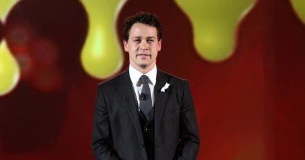 T.R. Knight zrzuca chirurgiczny kitel - fot. Stephen Lovekin /Getty Images/Flash Press Media