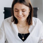 Ta biżuteria odmładza bardziej niż makijaż. Kolory i kształty, które odejmują lat