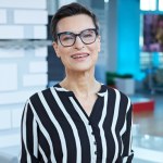 Ta bluzka to hit tej jesieni. Tak noszą ją gwiazdy