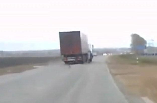 Ta ciężarówka właśnie omija pieszego... /