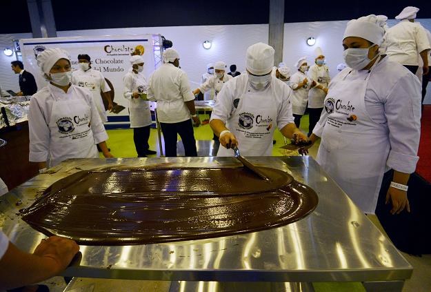 Tą czekoladową monetą Wenezuelczycy pobiją rekord Guinnessa? /AFP