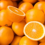 Ta część pomarańczy może być trująca. Chemiczka ostrzega: uważaj!