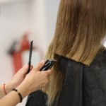kobieta Ta fryzura będzie hitem jesieni. Pasuje zarówno młodym, jak i dojrzałym kobietom