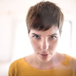 Ta fryzura doda Twoim włosom objętości i nowoczesnego charakteru. Wolf cut odejmie lat