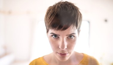 Ta fryzura doda Twoim włosom objętości i nowoczesnego charakteru. Wolf cut odejmie lat