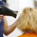 Ta fryzura podbija salony fryzjerskie. Nie wymaga stylizacji i odmładza o kilka lat  