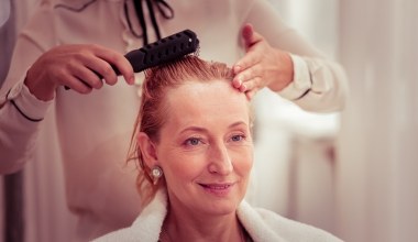 Ta fryzura podbijała dancingi w czasach PRL-u. Teraz powróci na Andrzejki