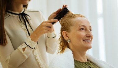 Ta fryzura postarza o dekadę. Wiele kobiet po pięćdziesiątce wciąż ją nosi