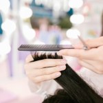 Ta grzywka to najmodniejszy trend ostatnich miesięcy. Pasuje nielicznym