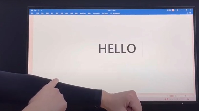 Ta interaktywna opaska przekonwertuje wszystko, co na niej napiszesz na ekran komputera /Science X /YouTube