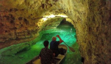 Ta jaskinia z ukrytym jeziorem znajduje się w centrum miasta. Bilety już od 30 złotych